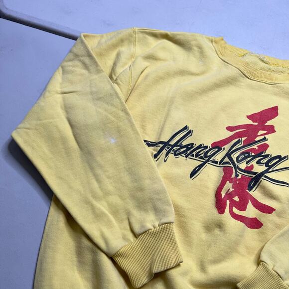 Vintage Hong Kong Graphic Sweatshirt Yellow Pullover Crewneck Mens Large 80s - Picture 3 of 9